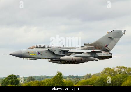 Royal Air Force Panavia Tornado GR4 hält sich beim Start tief und führt eine „Kraftshow“ beim Royal International Air Tattoo, Großbritannien, durch. Luftstrom Stockfoto