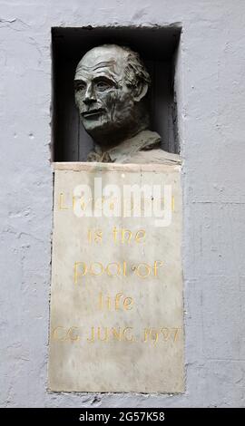 Büste von Carl Gustav Jung in der Mathew Street in Liverpool Stockfoto