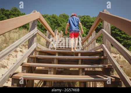 Junge wandern entlang des Dünennachfolgerpfades im Indiana Dunes National Park. Stockfoto