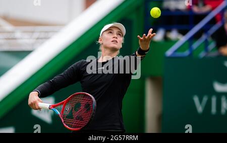 Eastbourne, Großbritannien. Juni 2021. Elena Rybakina aus Kasachstan im Einsatz gegen Jelena Ostapenko aus Lettland während ihres Halbfinalmatches beim Viking International WTA 500 Tennisturnier 2021 am 25. Juni 2021 im Devonshire Park Tennis in Eastbourne, England - Foto Rob Prange / Spanien DPPI / DPPI / LiveMedia Kredit: Independent Photo Agency/Alamy Live News Stockfoto