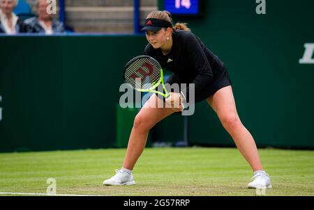 Eastbourne, Großbritannien. Juni 2021. Jelena Ostapenko aus Lettland im Einsatz gegen Elena Rybakina aus Kasachstan während ihres Halbfinalmatches beim Viking International WTA 500 Tennisturnier 2021 am 25. Juni 2021 im Devonshire Park Tennis in Eastbourne, England - Foto Rob Prange / Spanien DPPI / DPPI / LiveMedia Kredit: Independent Photo Agency/Alamy Live News Stockfoto