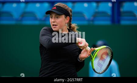 Eastbourne, Großbritannien. Juni 2021. Jelena Ostapenko aus Lettland im Einsatz gegen Elena Rybakina aus Kasachstan während ihres Halbfinalmatches beim Viking International WTA 500 Tennisturnier 2021 am 25. Juni 2021 im Devonshire Park Tennis in Eastbourne, England - Foto Rob Prange / Spanien DPPI / DPPI / LiveMedia Kredit: Independent Photo Agency/Alamy Live News Stockfoto