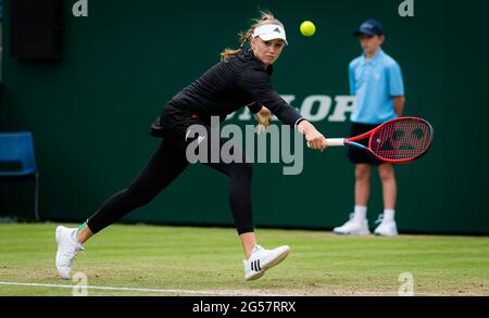 Eastbourne, Großbritannien. Juni 2021. Elena Rybakina aus Kasachstan im Einsatz gegen Jelena Ostapenko aus Lettland während ihres Halbfinalmatches beim Viking International WTA 500 Tennisturnier 2021 am 25. Juni 2021 im Devonshire Park Tennis in Eastbourne, England - Foto Rob Prange / Spanien DPPI / DPPI / LiveMedia Kredit: Independent Photo Agency/Alamy Live News Stockfoto