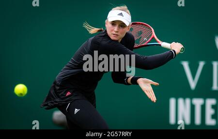 Eastbourne, Großbritannien. Juni 2021. Elena Rybakina aus Kasachstan im Einsatz gegen Jelena Ostapenko aus Lettland während ihres Halbfinalmatches beim Viking International WTA 500 Tennisturnier 2021 am 25. Juni 2021 im Devonshire Park Tennis in Eastbourne, England - Foto Rob Prange / Spanien DPPI / DPPI / LiveMedia Kredit: Independent Photo Agency/Alamy Live News Stockfoto