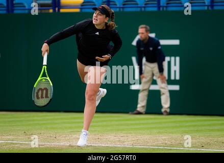 Eastbourne, Großbritannien. Juni 2021. Jelena Ostapenko aus Lettland im Einsatz gegen Elena Rybakina aus Kasachstan während ihres Halbfinalmatches beim Viking International WTA 500 Tennisturnier 2021 am 25. Juni 2021 im Devonshire Park Tennis in Eastbourne, England - Foto Rob Prange / Spanien DPPI / DPPI / LiveMedia Kredit: Independent Photo Agency/Alamy Live News Stockfoto