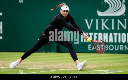 Eastbourne, Großbritannien. Juni 2021. Elena Rybakina aus Kasachstan im Einsatz gegen Jelena Ostapenko aus Lettland während ihres Halbfinalmatches beim Viking International WTA 500 Tennisturnier 2021 am 25. Juni 2021 im Devonshire Park Tennis in Eastbourne, England - Foto Rob Prange / Spanien DPPI / DPPI / LiveMedia Kredit: Independent Photo Agency/Alamy Live News Stockfoto