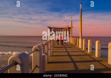 Durban Pier am Golden Mile Hauptstrand in Südafrika bei Sonnenuntergang Stockfoto