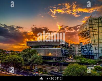 Johannesburg, Südafrika - 1. Januar 2020: HDR-Foto der Sandton-Büros bei Sonnenuntergang. Sandton im Finanzzentrum von Johannesburg. Stockfoto