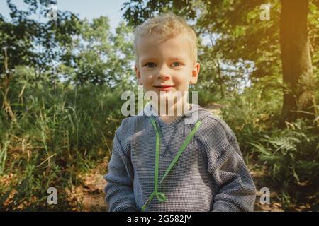 Kleiner Junge, der im Indiana Dunes State Park wandern und Vögel beobachten kann, auf einem Weg mit dem Fernglas. Stockfoto