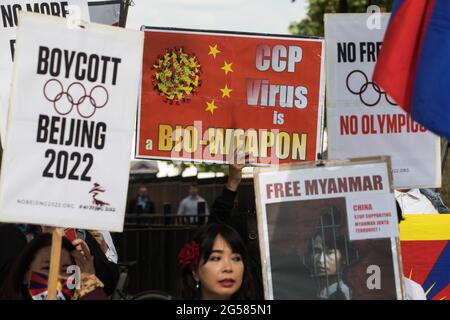 London, Großbritannien. Juni 2021. Free Tibet-Aktivisten und Mitglieder der Hongkonger, tibetischen und uigurischen Gemeinschaften veranstalten eine Kundgebung gegenüber der Downing Street als Teil eines globalen Aktionstages aus Protest gegen die Winterspiele 2022 in Peking. Redner verurteilten das Internationale Olympische Komitee (IOC) für sein Beharben, dass die Winterspiele 2022 in Peking trotz der Menschenrechtsverletzungen der chinesischen Regierung gegen das uigurische Volk und in Tibet Schieß los. sollten, Hongkong und die Südmongolei und forderten die britische Regierung und die britische Olympische Vereinigung auf, die Spiele zu boykottieren. Kredit: Mark Ker Stockfoto