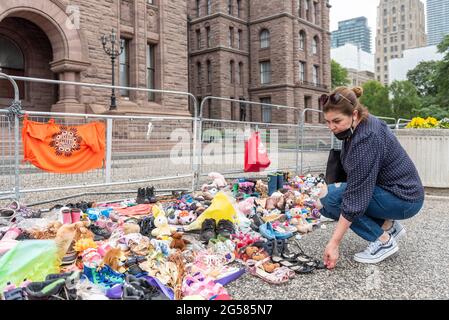 Im Queen's Park (Sitz der Ontario Legislature) ist ein Denkmal für indigene Kinder zu sehen, die Opfer des Wohnschulsystems waren. Das wir Stockfoto