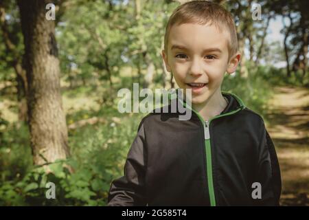 Junge wandern durch den Wald entlang eines Dünenpfades im Indiana Dunes State Park. Stockfoto