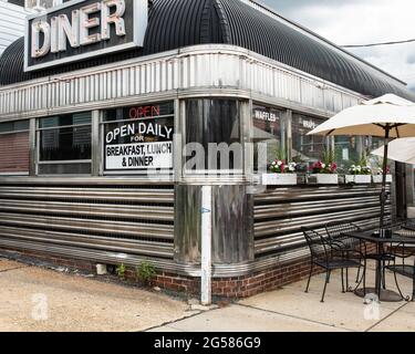 Vintage Diner mit Edelstahlfassade, aus den 50er Jahren Stockfoto