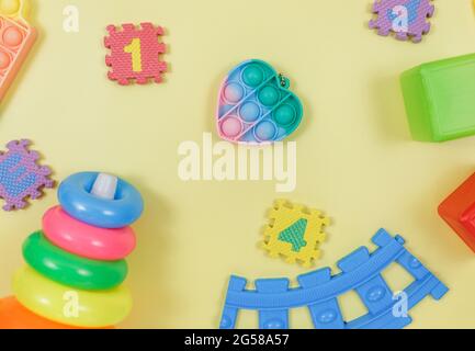 Beliebte Silikon Anti-Stress-Pop-it-Spielzeug für ein Kind auf gelbem Hintergrund. Trendiges Reliever Stress Sensory Fidget Spielzeug. Stockfoto