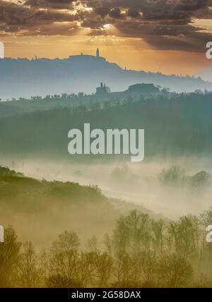 Italien, Toskana, Val D'Orcia, Pienza, Berge bedeckt mit Nebel bei Sonnenaufgang Stockfoto