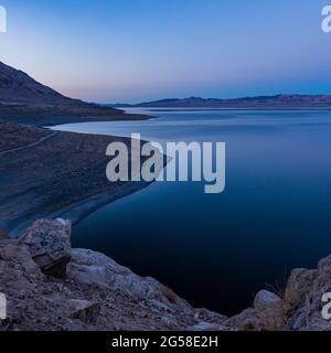 USA, Nevada, Hawthorne, Calm Walker Lake in der Abenddämmerung Stockfoto