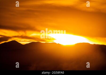 USA, Idaho, Bellevue, Sonne untergeht hinter hügeliger Landschaft nahe Sun Valley Stockfoto