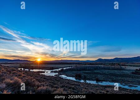 USA, Idaho, Bellevue, Sonne untergeht hinter hügeliger Landschaft nahe Sun Valley Stockfoto