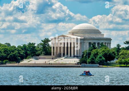 Das Paddelboot fährt am Jefferson Memorial im Tidal Basin in Washington, D.C. vorbei Stockfoto