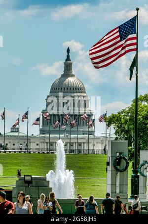 Besucher vor dem Brunnen am World war II Memorial in Washington D.C., mit dem Capitol Building im Hintergrund Stockfoto