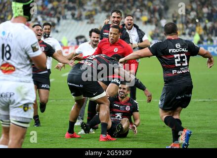 Paris, Frankreich. Juni 2021. Thomas Ramos vom Stade Toulousain und seine Teamkollegen feiern den Sieg beim Schlusspfiff nach dem Finale der französischen Rugby-Meisterschaft unter den Top 14 zwischen Stade Toulousain (Toulouse) und Stade Rochelais (La Rochelle) am 25. Juni 2021 im Stade de France in Saint-Denis bei Paris, Frankreich - Foto Jean Catuffe / DPPI Quelle: DPPI Media/Alamy Live News Stockfoto