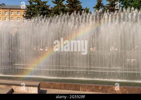 Ein Regenbogen in einer Stadt Splash Brunnen mit Wasser bestreut hoch, Moskovskaya Quadrat, St. Petersburg, Russland Stockfoto