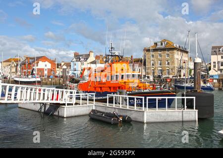 Boote auf dem Fluss im Hafen von Weymouth in Dorset, England. Stockfoto