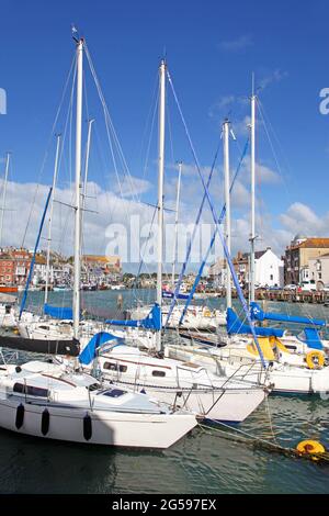 Boote auf dem Fluss im Hafen von Weymouth in Dorset, England. Stockfoto