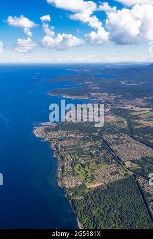 Luftaufnahme des Qualicum Beach von einem Flugzeug am Ufer der Straße von Georgi Stockfoto