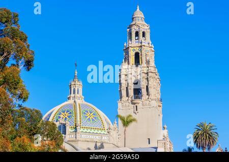 St. Francis Chapel Kuppeln und Glockenturm über dem Museum of man, Balboa Park, San Diego, Kalifornien, USA Stockfoto