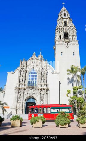 San Diego Straßenbahn vorbeifahren das Museum des Mannes, San Diego, Kalifornien, USA Stockfoto