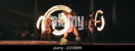 Luau feiern polynesische Feuertänzer, die nachts Feuerfackeln auf dem Strandresort werfen. Hawaiianische kulturelle Aktivität, polynesien Kultur Banner Stockfoto