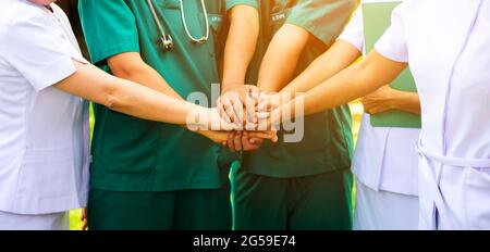 Chirurg medizinische Menschen Handshaking.Ärzte und Krankenschwestern in einem medizinischen Team Stapeln Hände Cross-Verarbeitung und Split-Ton-instragram wie Prozess. Stockfoto