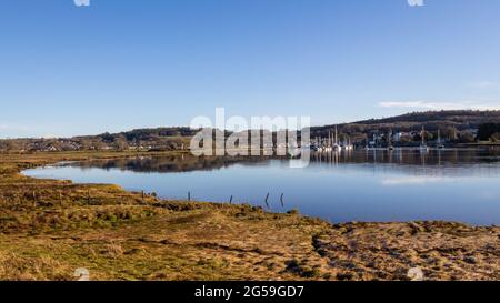 Die Flussmündung des Dee mit dem Fischerort Kirkcudbright im Hintergrund am Abend, Dumfries und Galloway, Schottland Stockfoto