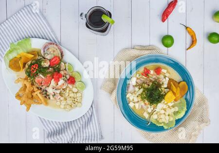 Typische peruanische Küche, Tintenfisch-Ceviche, Garnelen, Krabben und weißer Fisch mit lila Zwiebeln und einer guten Tigermilch. Stockfoto