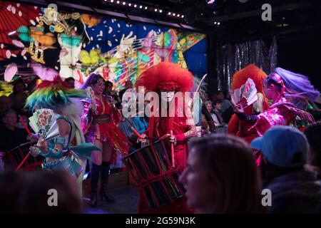 Darsteller bei einer Show im Robot Restaurant in Tokio, Japan Stockfoto