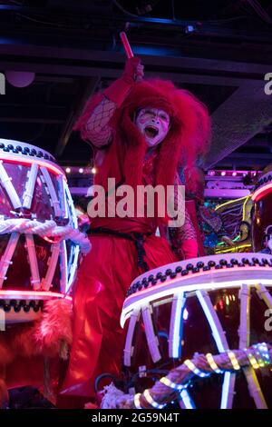 Ein Schlagzeuger bei einer Show im Robot Restaurant in Tokio, Japan Stockfoto