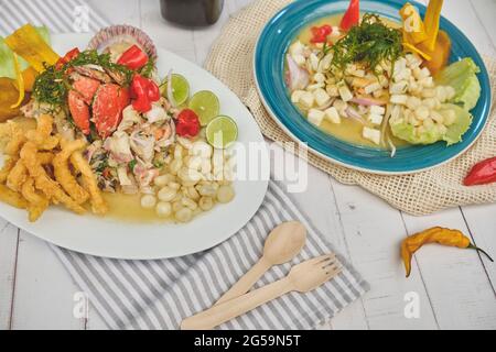 Typische peruanische Küche, Tintenfisch-Ceviche, Garnelen, Krabben und weißer Fisch mit lila Zwiebeln und einer guten Tigermilch. Stockfoto