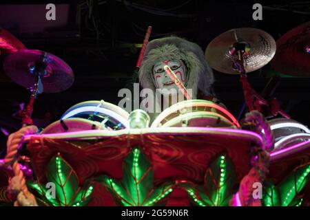 Ein Schlagzeuger bei einer Show im Robot Restaurant in Tokio, Japan Stockfoto