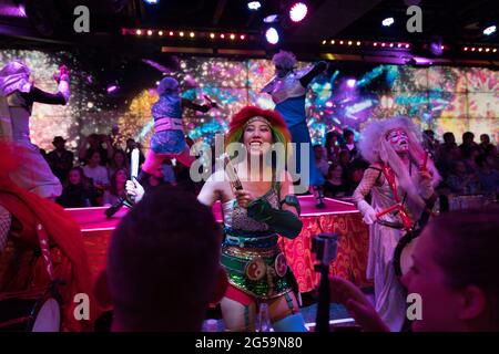 Darsteller bei einer Show im Robot Restaurant in Tokio, Japan Stockfoto