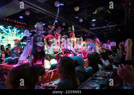 Darsteller bei einer Show im Robot Restaurant in Tokio, Japan Stockfoto