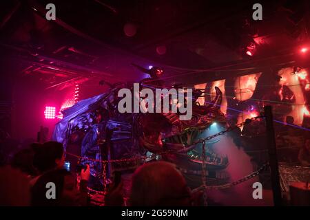 Ein Performer bei einer Show im Robot Restaurant in Tokio, Japan Stockfoto