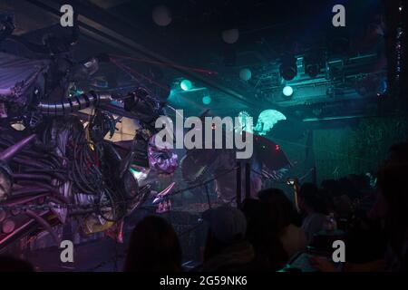 Darsteller bei einer Show im Robot Restaurant in Tokio, Japan Stockfoto