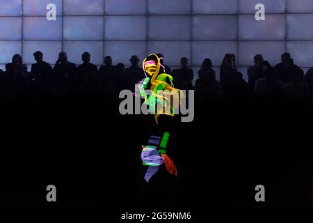 Ein Performer bei einer Show im Robot Restaurant in Tokio, Japan Stockfoto