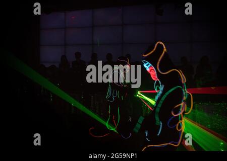 Darsteller bei einer Show im Robot Restaurant in Tokio, Japan Stockfoto