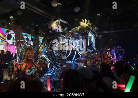 Darsteller bei einer Show im Robot Restaurant in Tokio, Japan Stockfoto