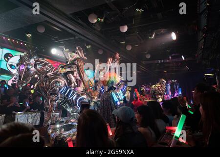 Darsteller bei einer Show im Robot Restaurant in Tokio, Japan Stockfoto