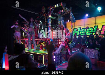 Darsteller bei einer Show im Robot Restaurant in Tokio, Japan Stockfoto