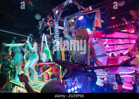 Darsteller bei einer Show im Robot Restaurant in Tokio, Japan Stockfoto