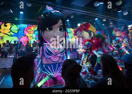 Darsteller bei einer Show im Robot Restaurant in Tokio, Japan Stockfoto